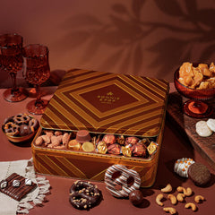 BONNIE AND POP Oreo cookies in a keepsake tin, ideal for gifting.