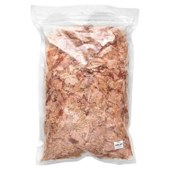 Cat-Man-Doo bonito flakes served on pet food demonstrates simple daily topping.