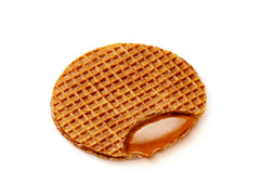 Warming a stroopwafel on a cup for a cozy coffee ritual with Daelmans.