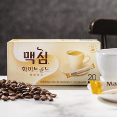Dongsuh Maxim Mocha White Gold single serve sticks in an office setting.
