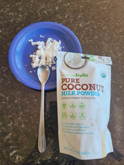 Measuring scoop of Essenzefruits coconut milk powder with prebiotic fibers