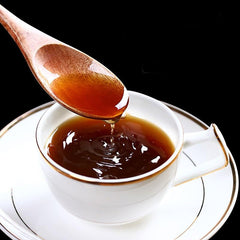 LUCENTIS cubes dissolving in hot tea, delivering caramel sweetness.