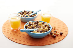 Re-sealable Malt-O-Meal bag preserves cereal crunch and freshness.