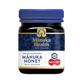 Manuka Health UMF 13+/MGO 400+ bottle pour shows smooth, spreadable honey.