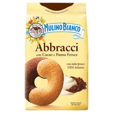 Mulino Bianco Abbracci cocoa halves, ideal for a rich bite with coffee.
