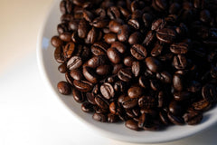 Cremador espresso pour demonstrates a full-bodied medium-dark roast.
