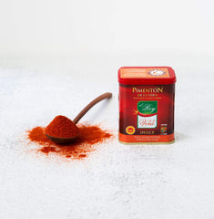 REY DE LA VERA paprika powder close-up showing rich red color