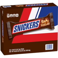 Snickers milk chocolate bar with peanuts and caramel ideal for sharing.