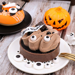VoKaSar Halloween eyeballs on cupcakes for bold monster decorations.