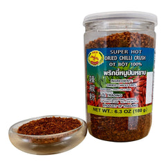 Yecna Dragonfly Super Hot Dried Chilli Crush jar pour demonstrates easy dosing.