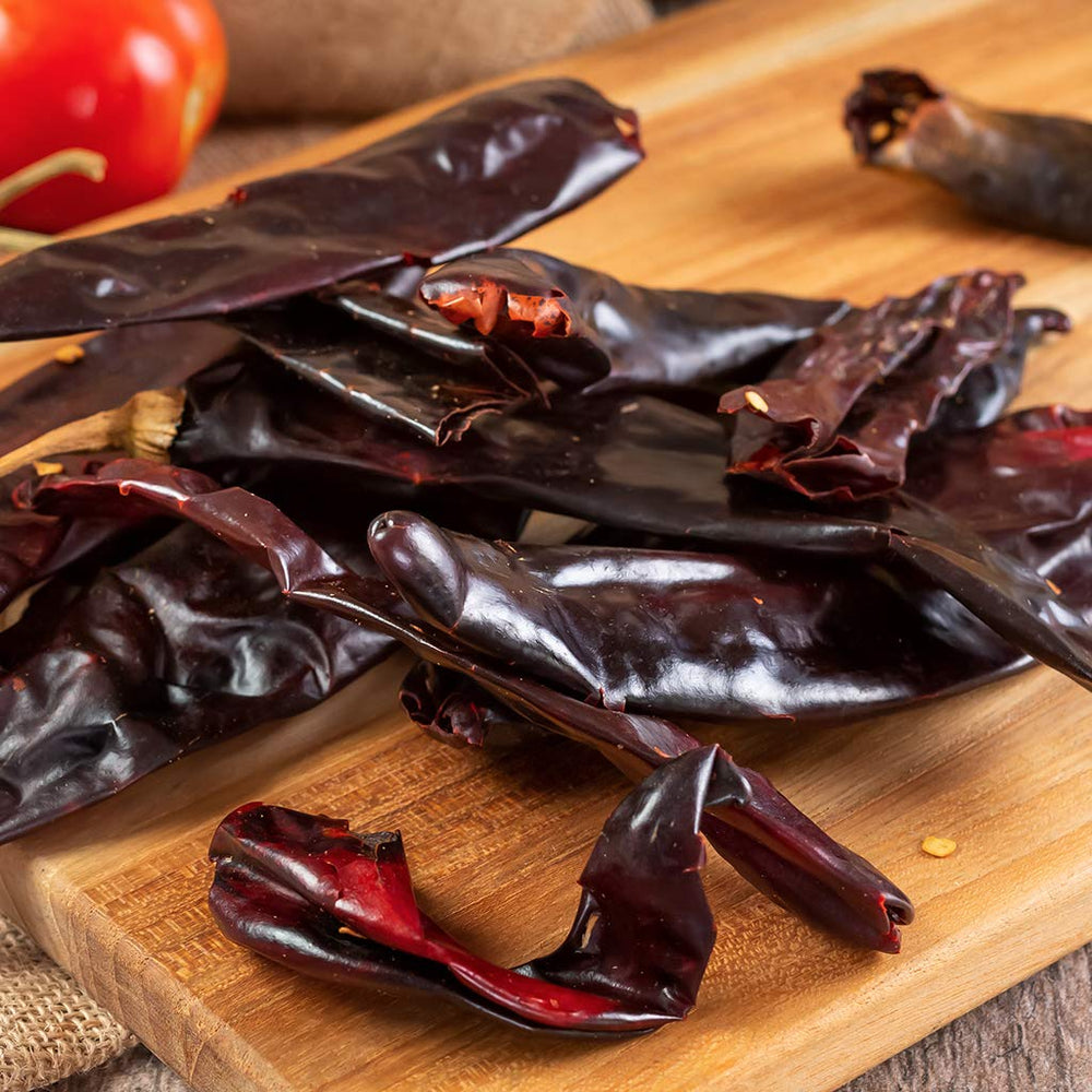 1400S SPICES Guajillo chiles: versatile peppers for tacos and savory marinades.