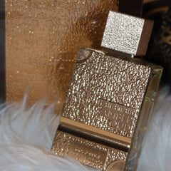 Spray action of Amber Oud Gold shows smooth diffusion and easy application