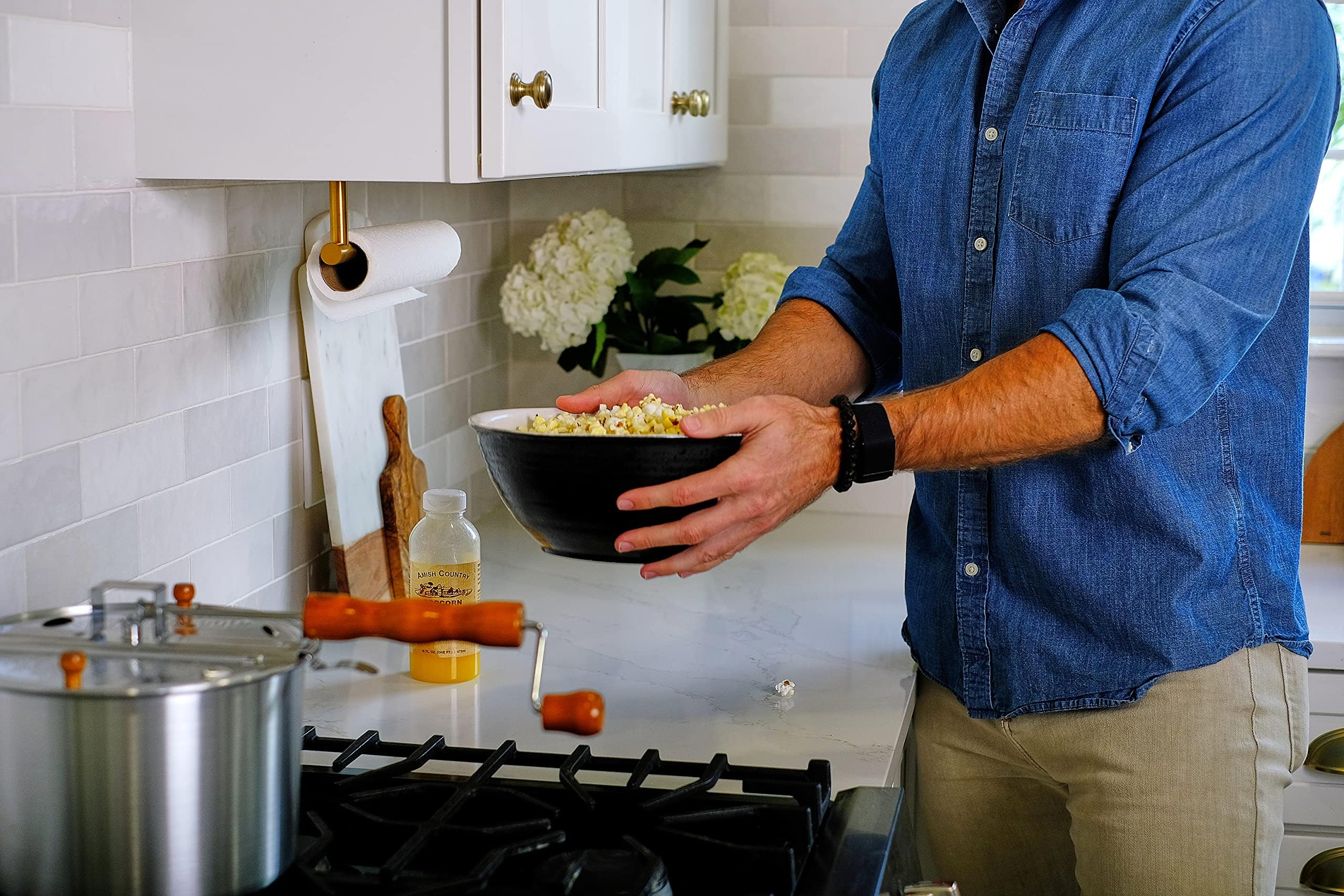 Amish Country Popcorn storage tips shown beside kernels.