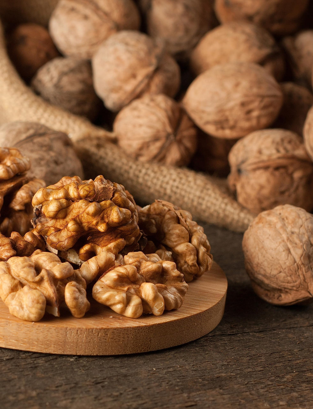 Anna and Sarah walnuts in shell with buttery aroma and rich flavor for baking or toppings