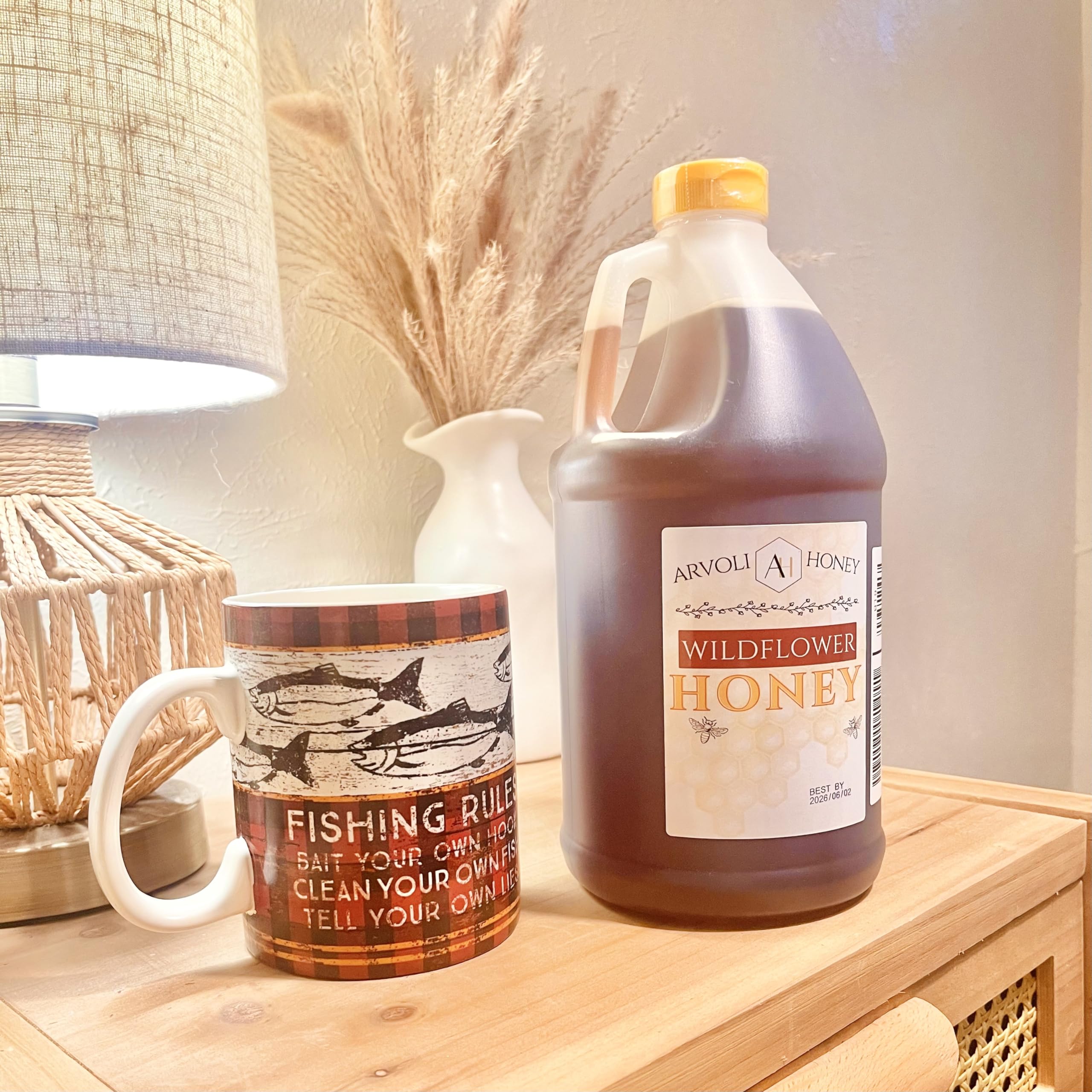 Arvoli honey with pour spout ideal for coffee or tea.