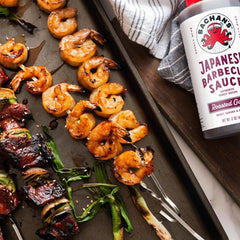Bachan's Roasted Garlic pour reveals glossy finish and garlic notes
