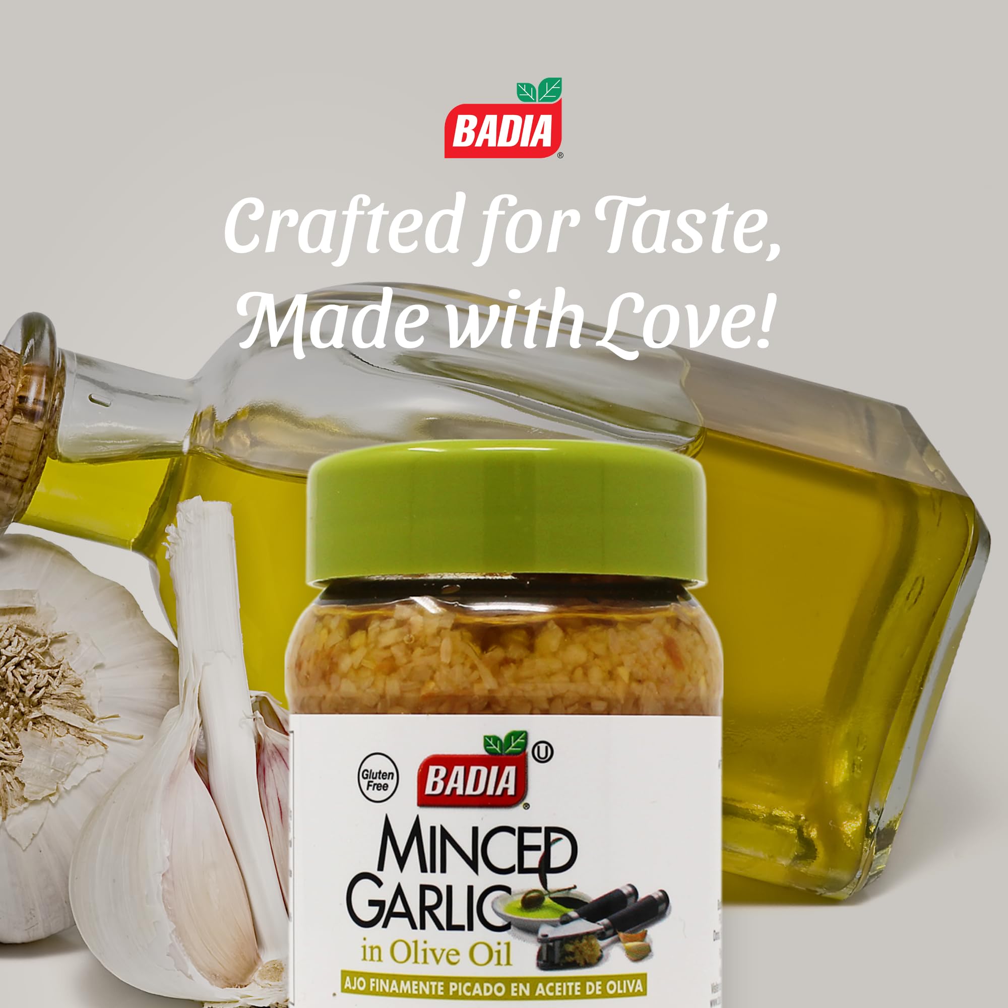 Badia minced garlic in olive oil enhances pasta sauce with rich aroma.