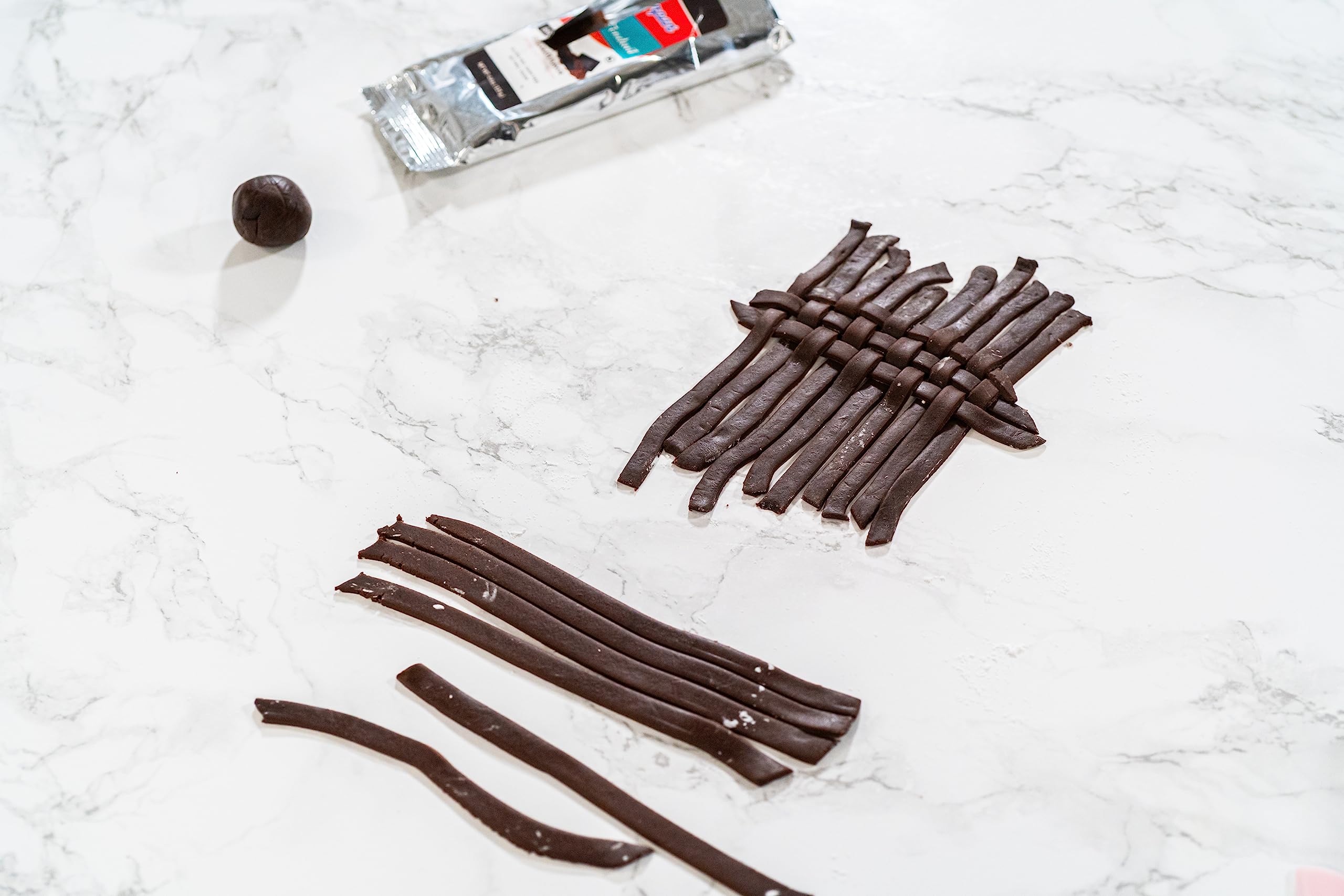 Bakerpan fondant for cake-decorating detailing and intricate designs