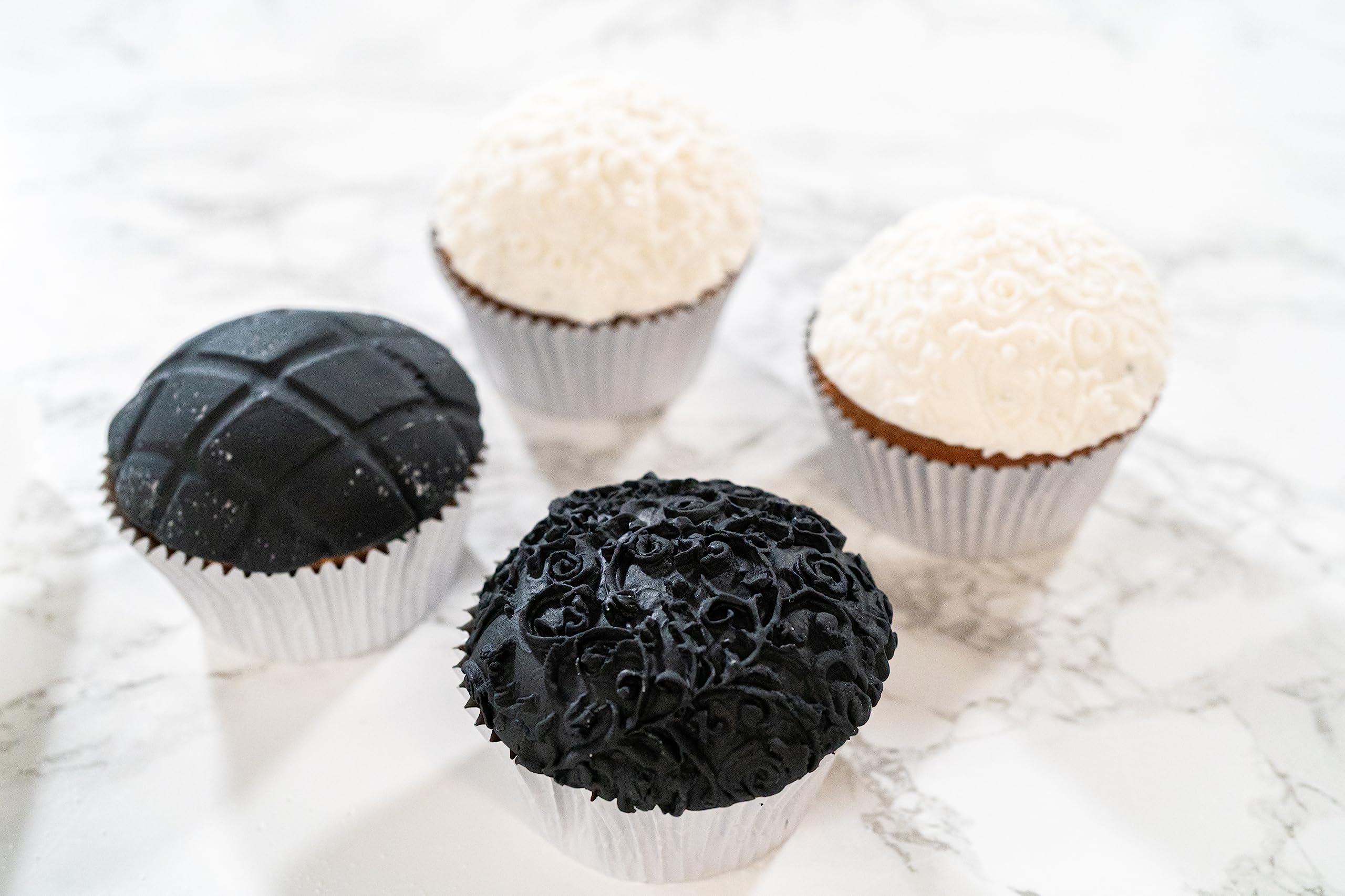 Bakerpan fondant for cake decorating, easy to work with for all levels.