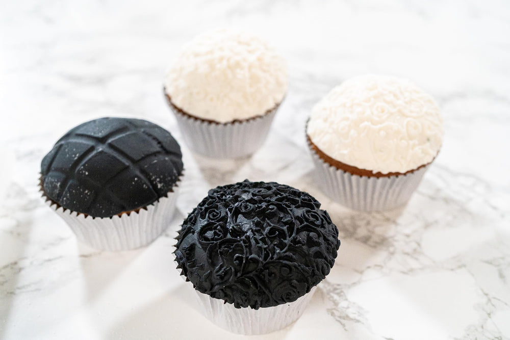 Bakerpan fondant for cake decorating, easy to work with for all levels.