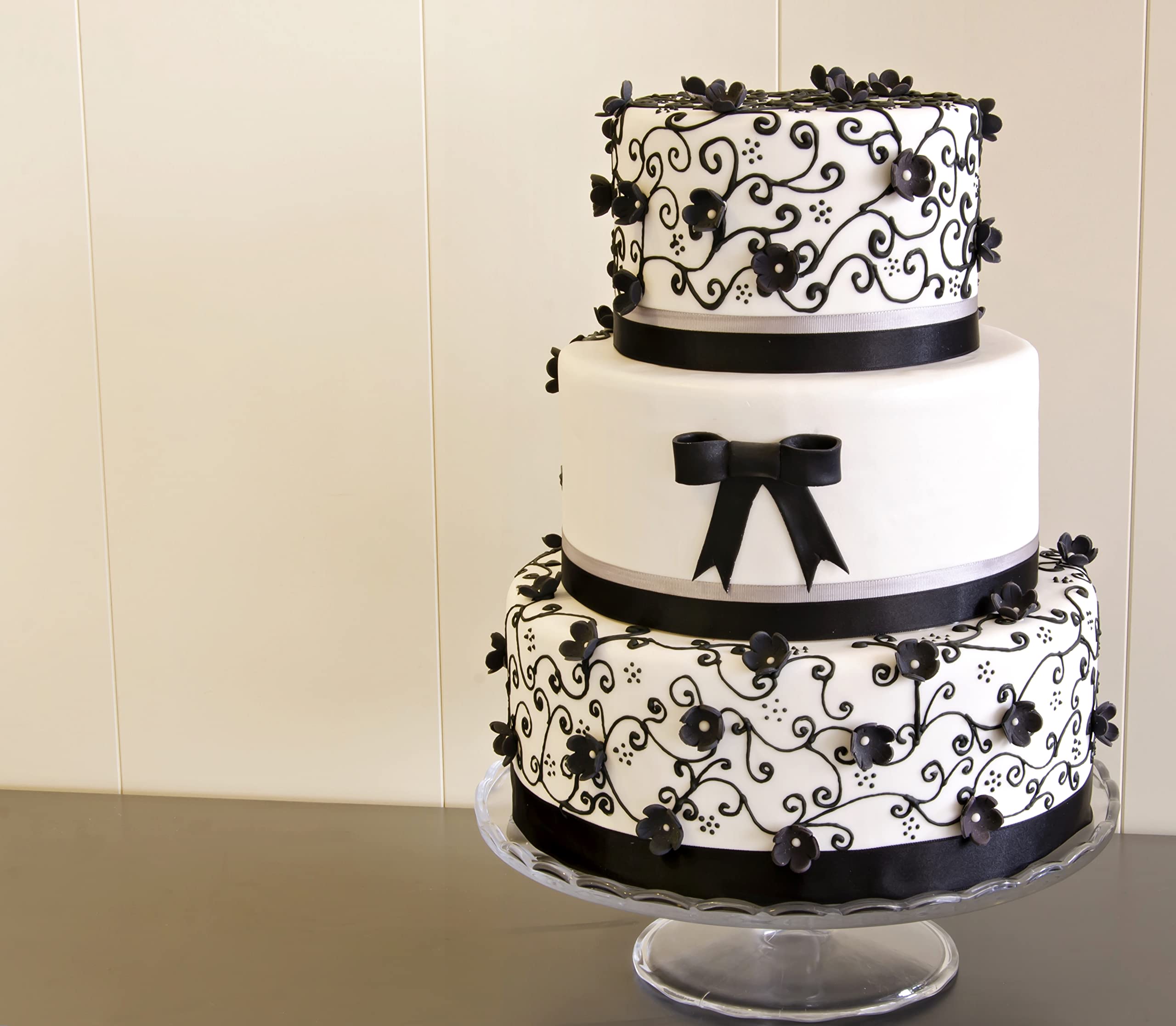 Bakerpan Premium Rolled White Fondant dough knead highlighting pliable texture for shaping.