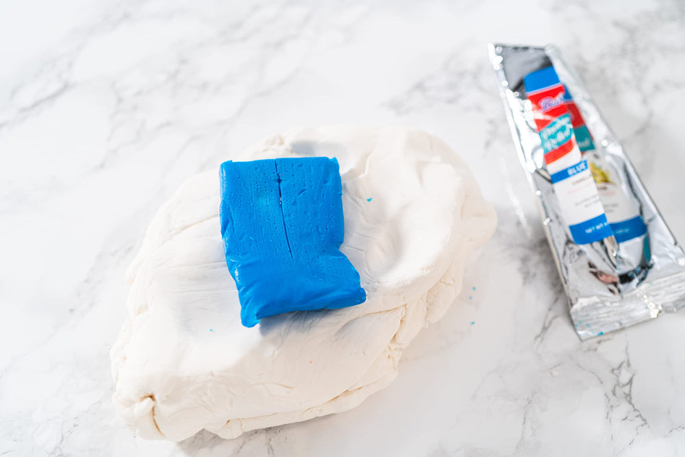 Bakerpan Premium Rolled White Fondant with a smooth finish for detailed decorations.