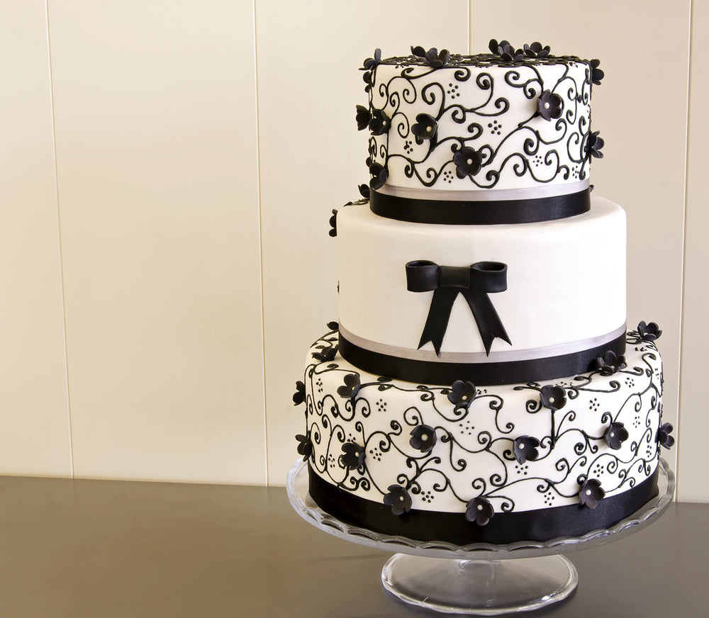 Bakerpan vanilla-flavored fondant with smooth finish for decorations.