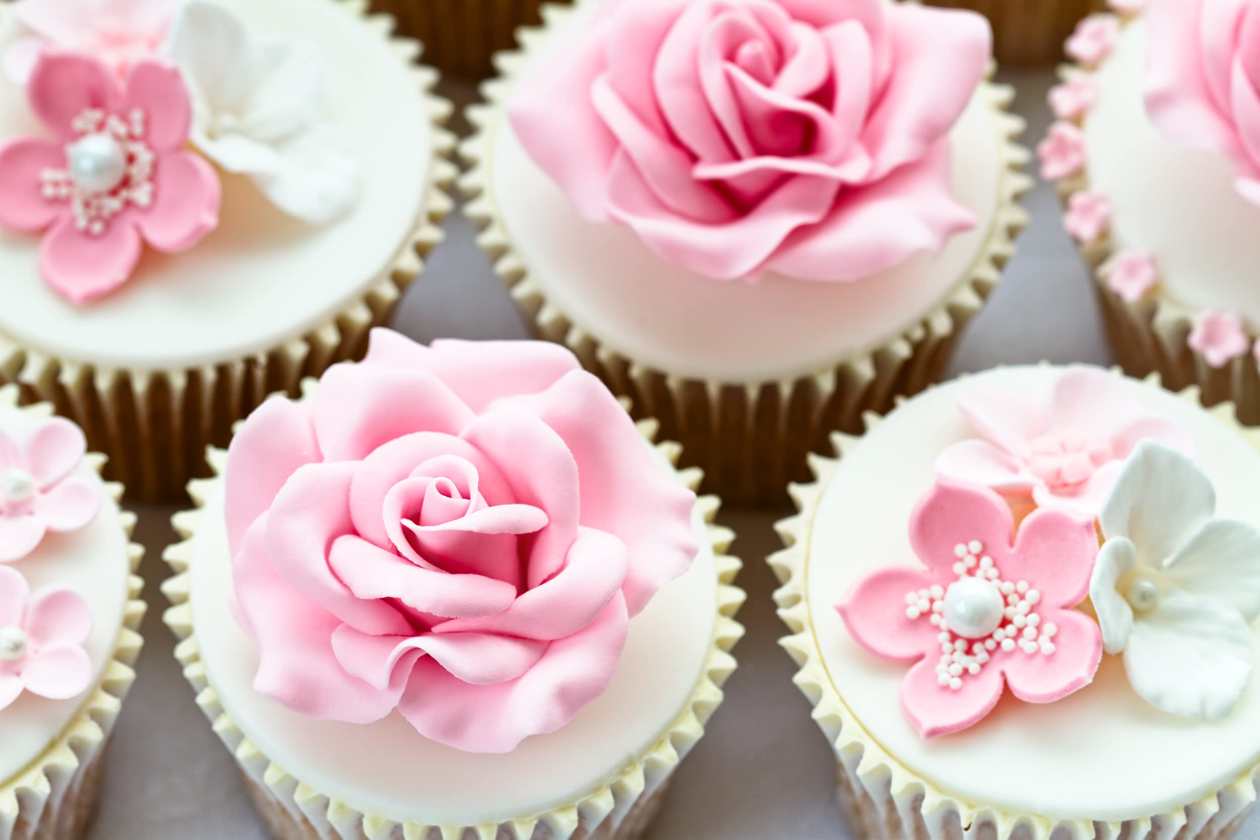 Bakerpan gum paste leaves add realistic greenery to cakes
