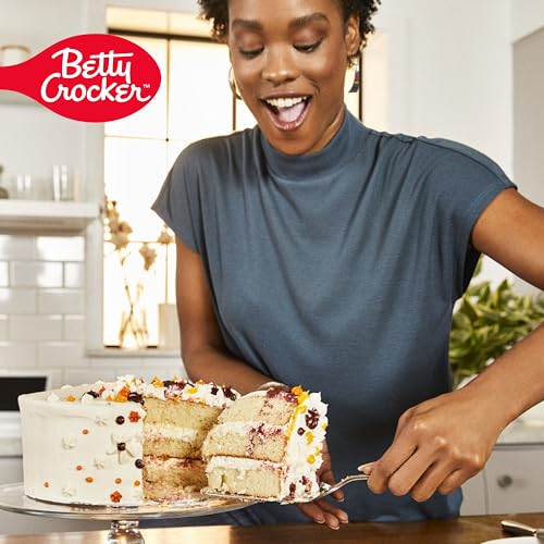 Betty Crocker HomeStyle Frosting Fluffy Texture enhances cake appeal.