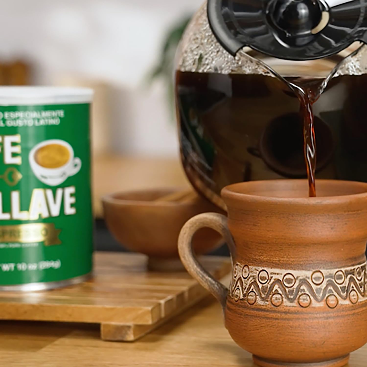Cup of Cafe La Llave dark roast with milk, ideal for lattes and cappuccinos.