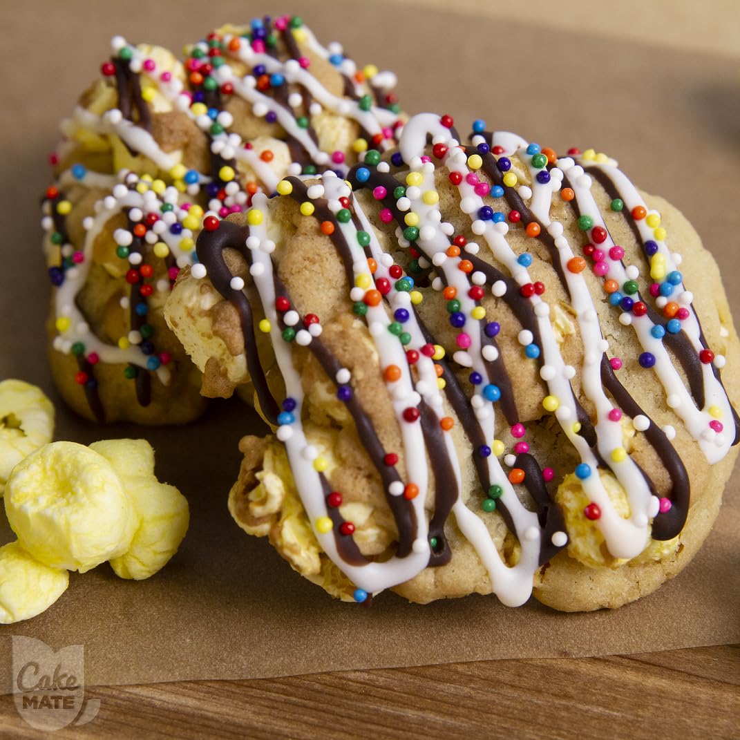 Cake Mate easy pour lid helps precise dispensing during decorating.