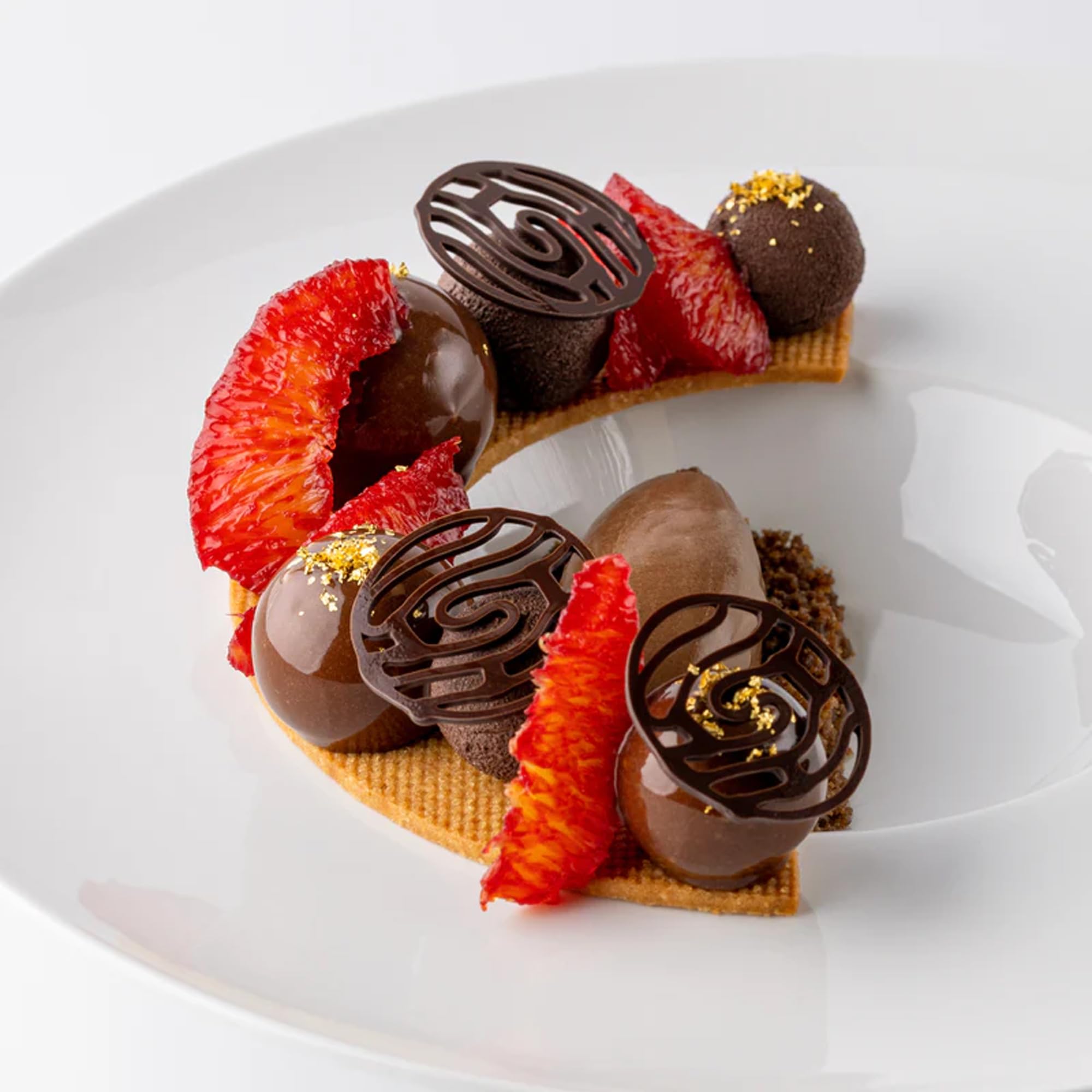 Bulk 2.5kg Callebaut No 811 pack on display in a professional patisserie.