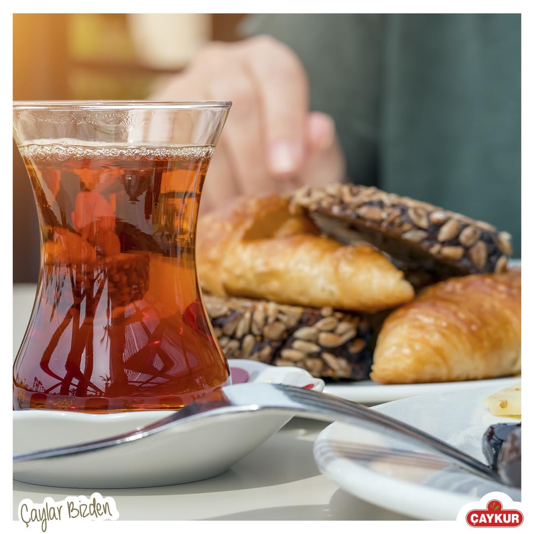 Swift infusion showing rich aroma as Altın Süzen tea bags steep.