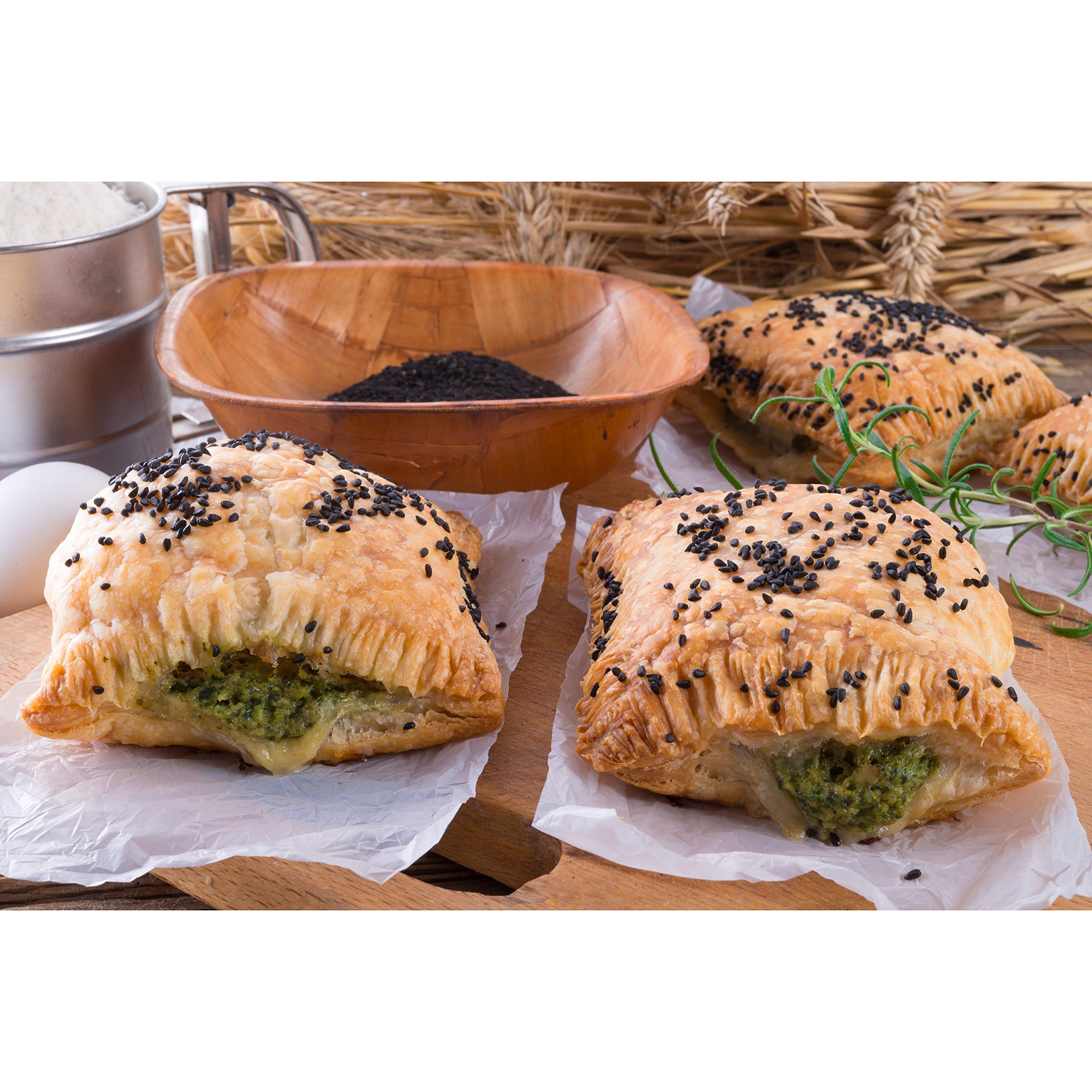 Çerez Pazarı Nigella seeds sprinkled on bread for extra flavor.