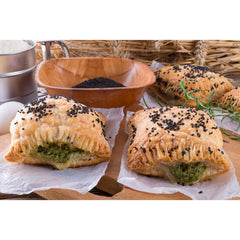 Çerez Pazarı Nigella seeds sprinkled on bread for extra flavor.