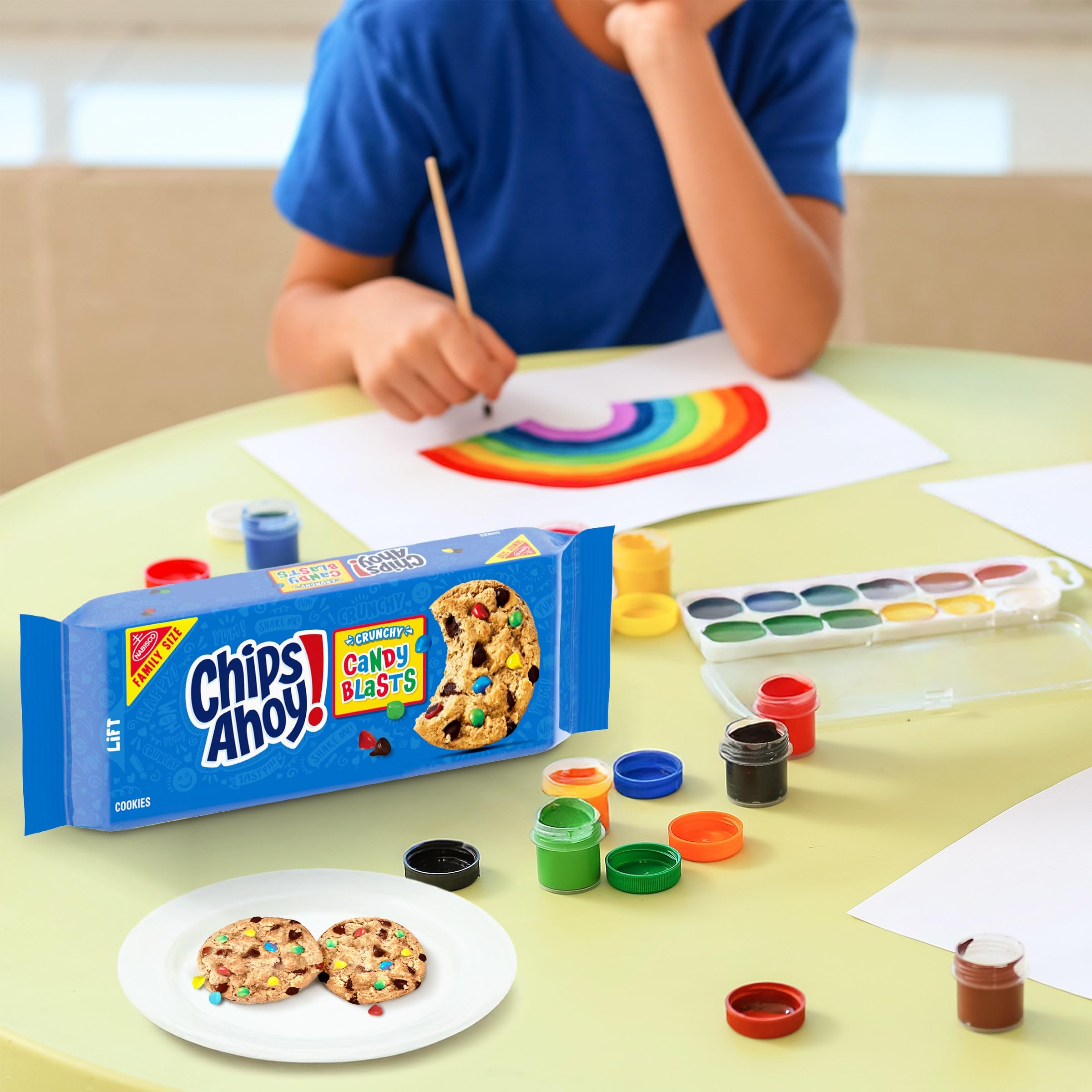 CHIPS AHOY! Candy Blasts texture highlight reveals crisp cookie surface.
