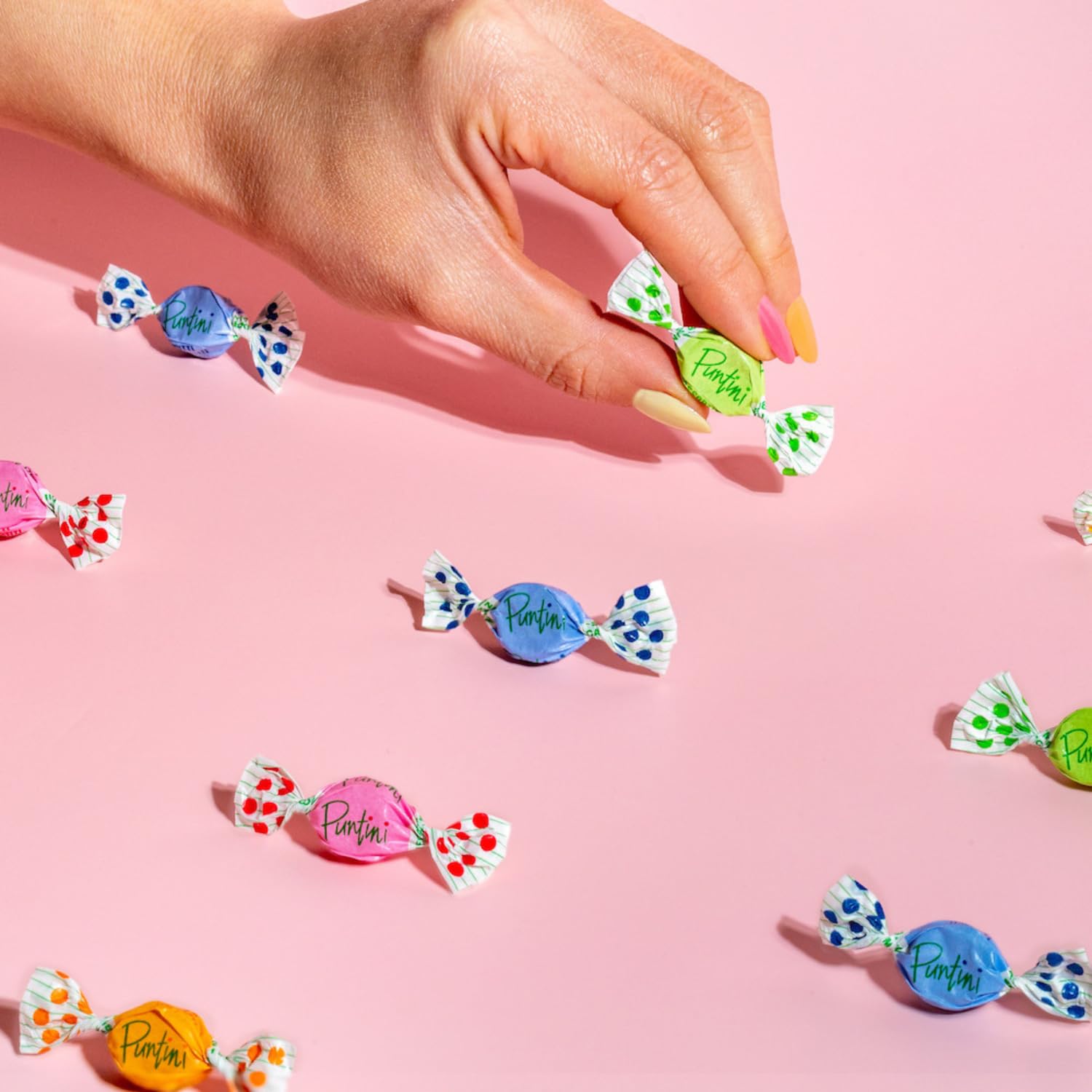 Chipurnoi Puntini Frutti Assortiti individually wrapped candies ideal for on-the-go treats.