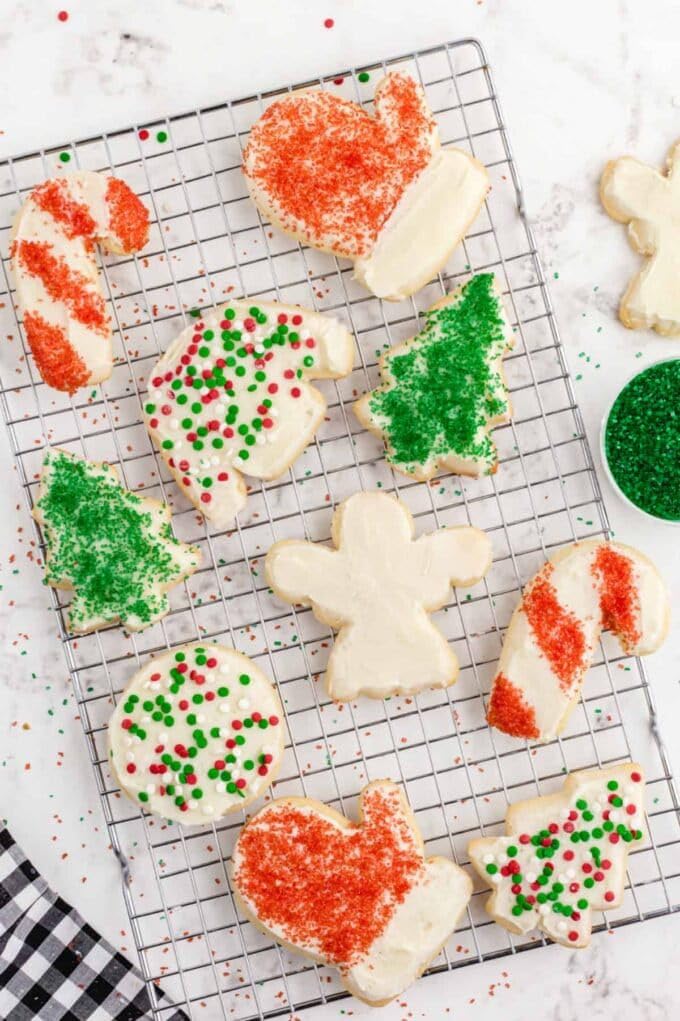 Clonynix green sanding sugar crystals on cookies and cakes enhance shine.