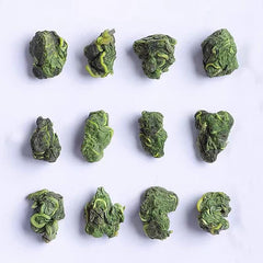 DIAN MAI HAO infusion reveals a yellow-green, translucent brew.