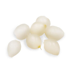 Divina Cocktail Onions close-up in brine, showcasing crisp texture.