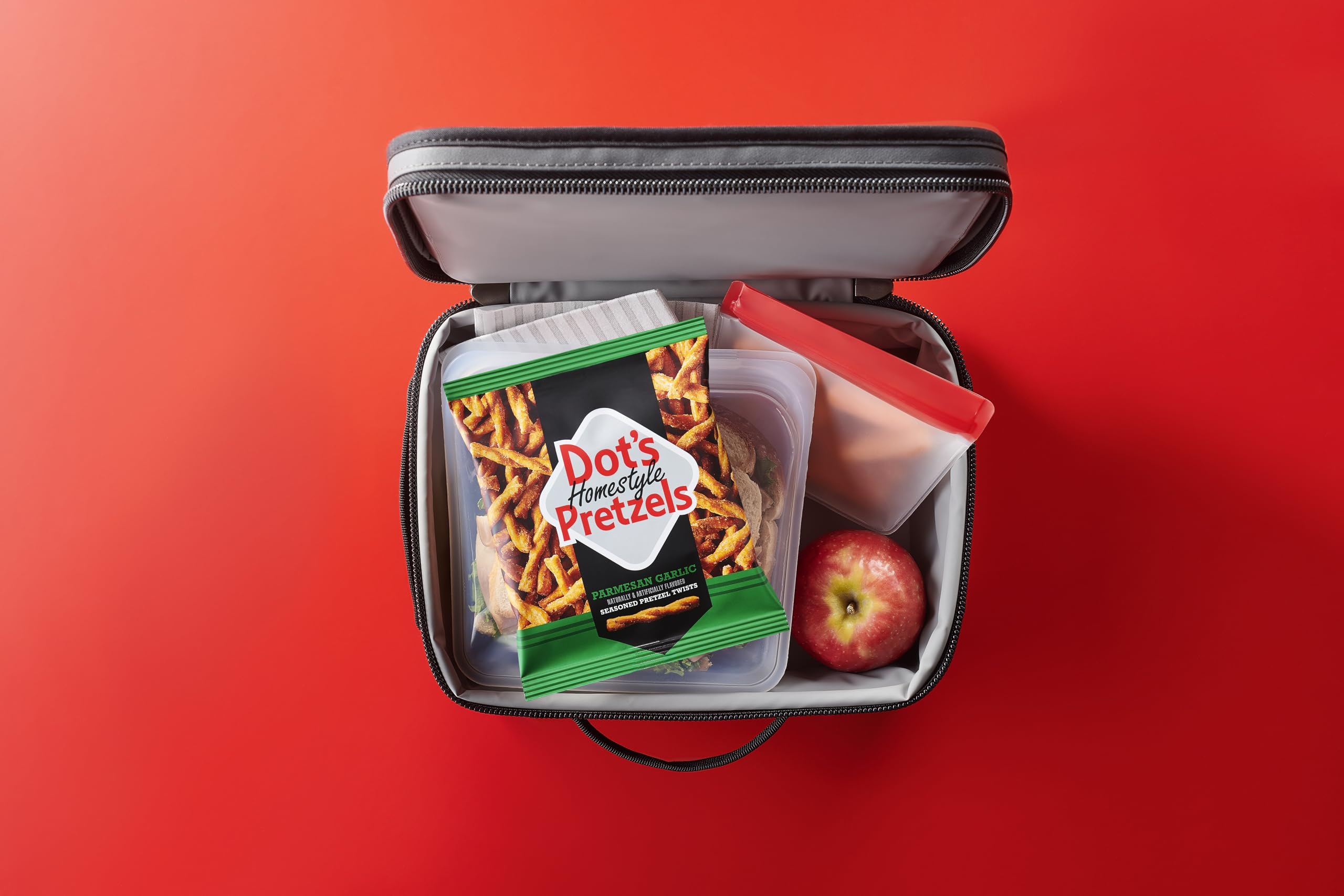 Dot's Parmesan Garlic Pretzel Twist añade sabor a las loncheras y meriendas.