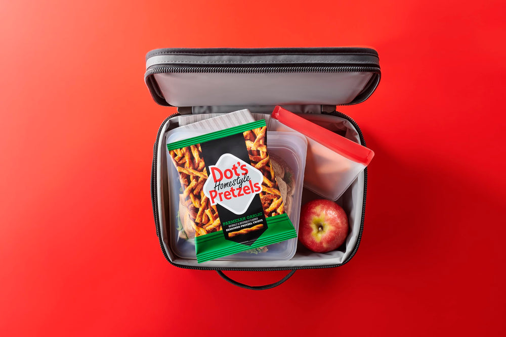 Dot's Parmesan Garlic Pretzel Twist añade sabor a las loncheras y meriendas.