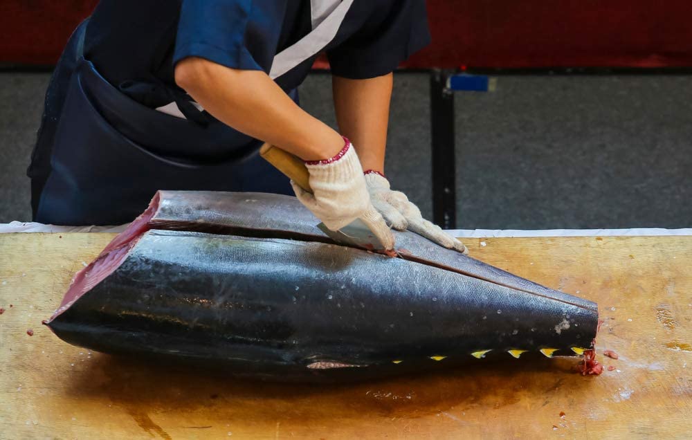 El Manar solid tuna in olive oil displayed as a cooking-ready ingredient.