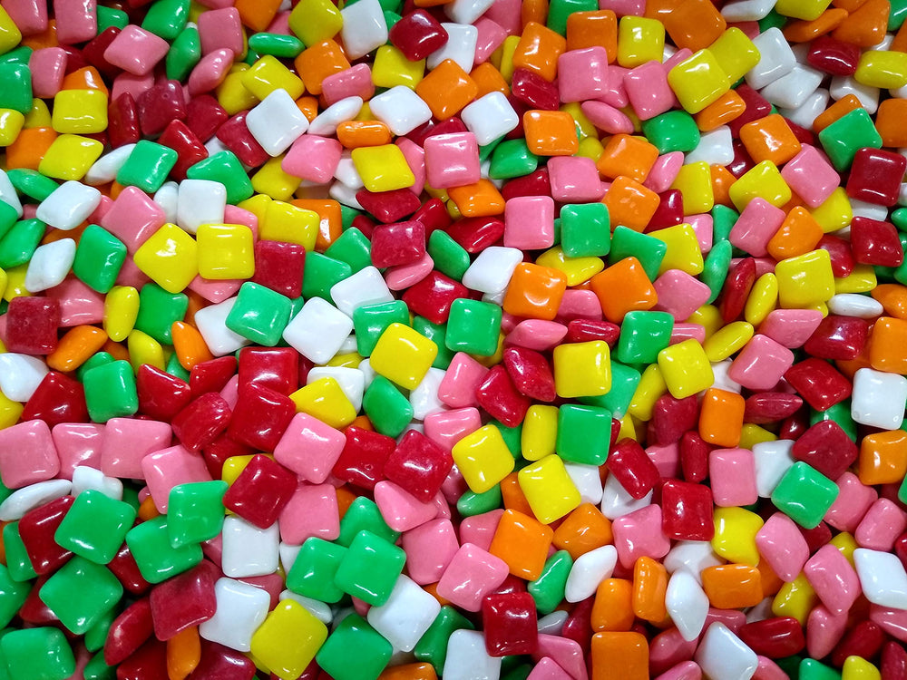 Emporium Chicle Tabs in lunchboxes, kid-friendly fruity flavors for school snacks.