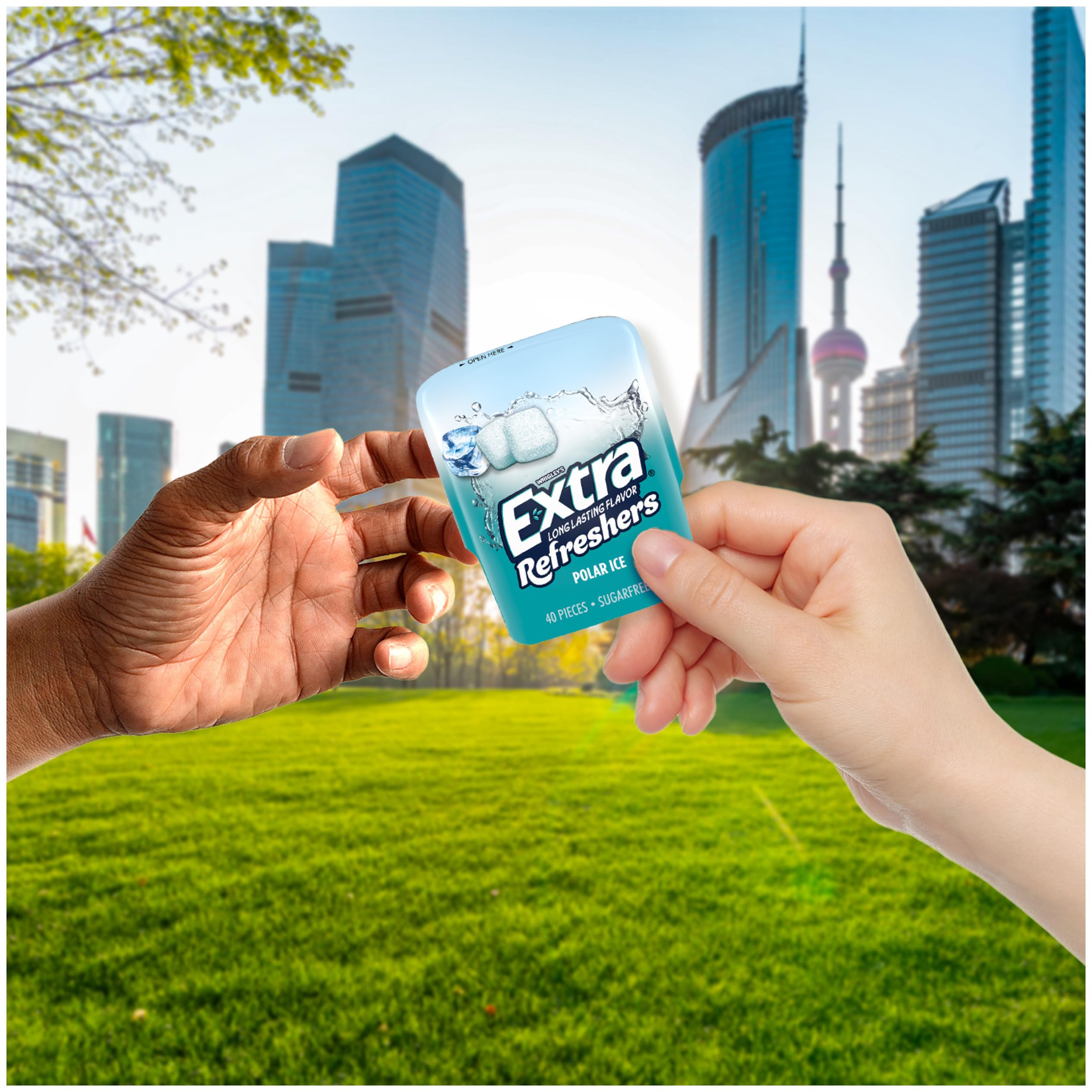 Extra Gum Refreshers Polar Ice sugar-free formula supports breath freshness without sugar.