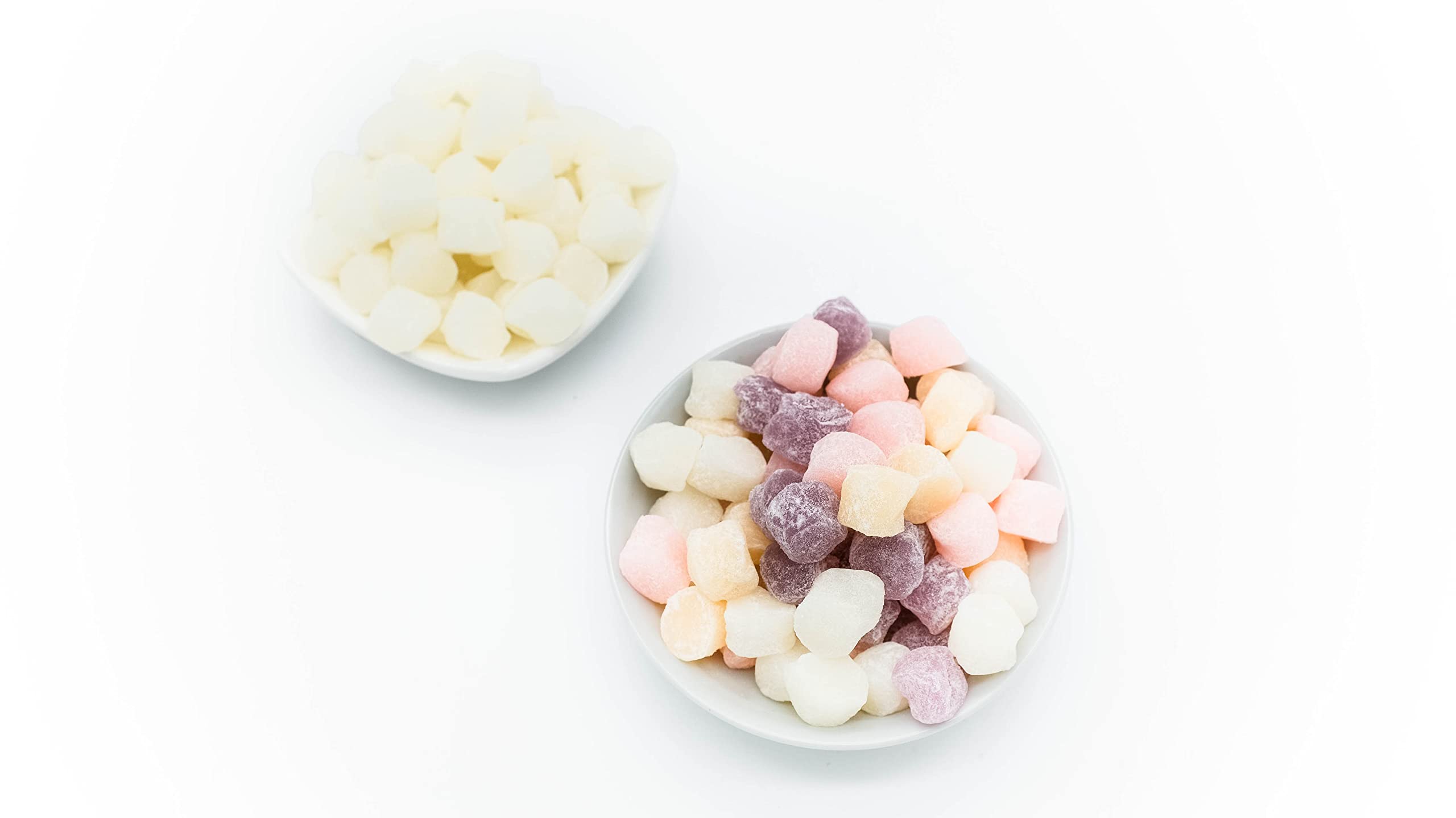 Fanale Mini Mochi Original White topping frozen yogurt to add texture