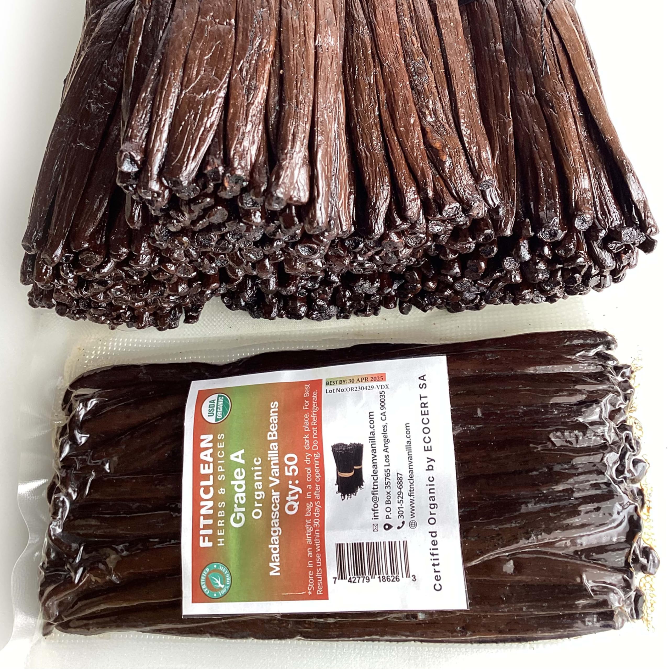 FITNCLEAN aroma drifts from the open vacuum pack, signaling premium fragrance.