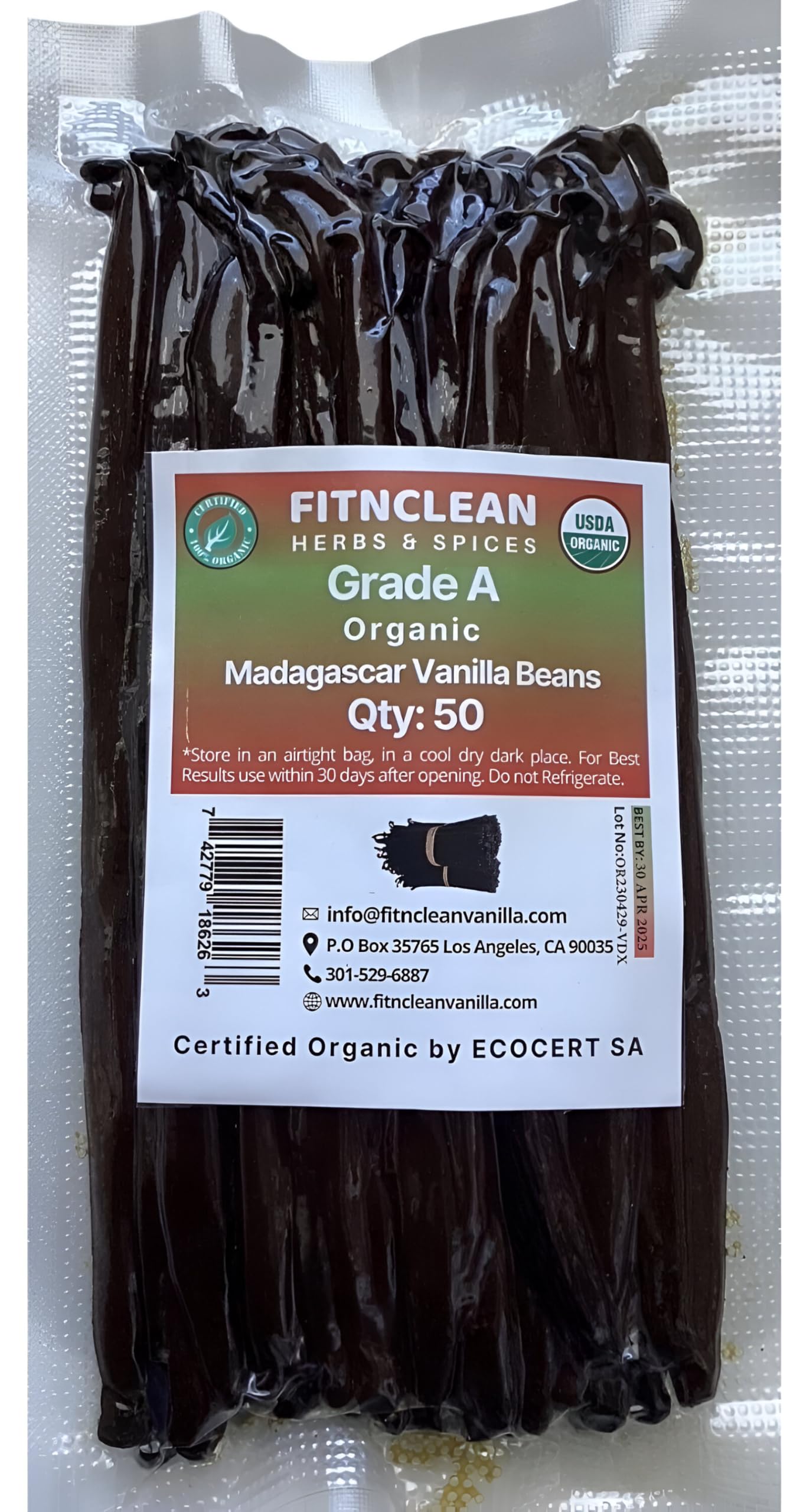 Closeup of FITNCLEAN vanilla seeds showing dense oils for rich desserts.