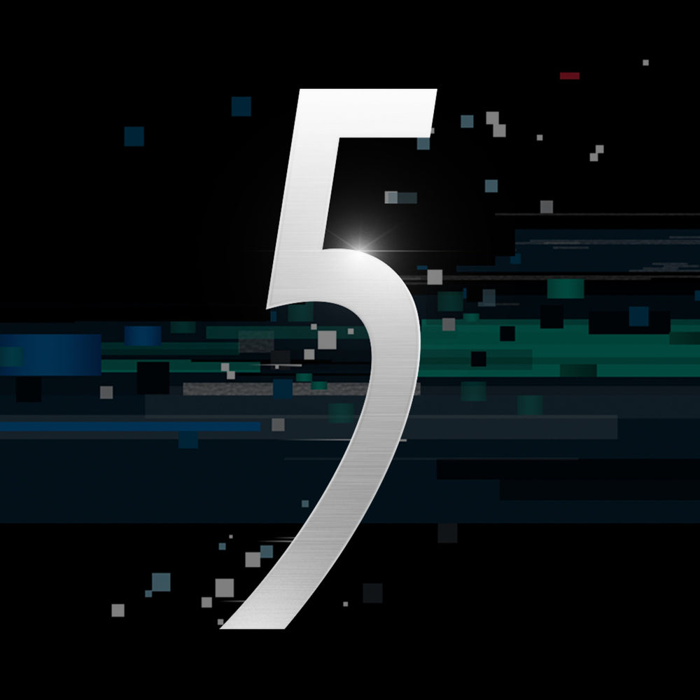 5 Gum Cobalt Peppermint stick being dispensed from a pack.