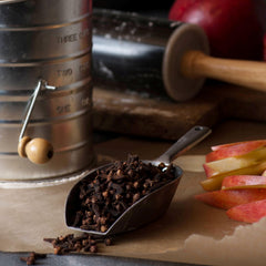 Hand-selected Frontier cloves conveying quality and bold aroma in cooking